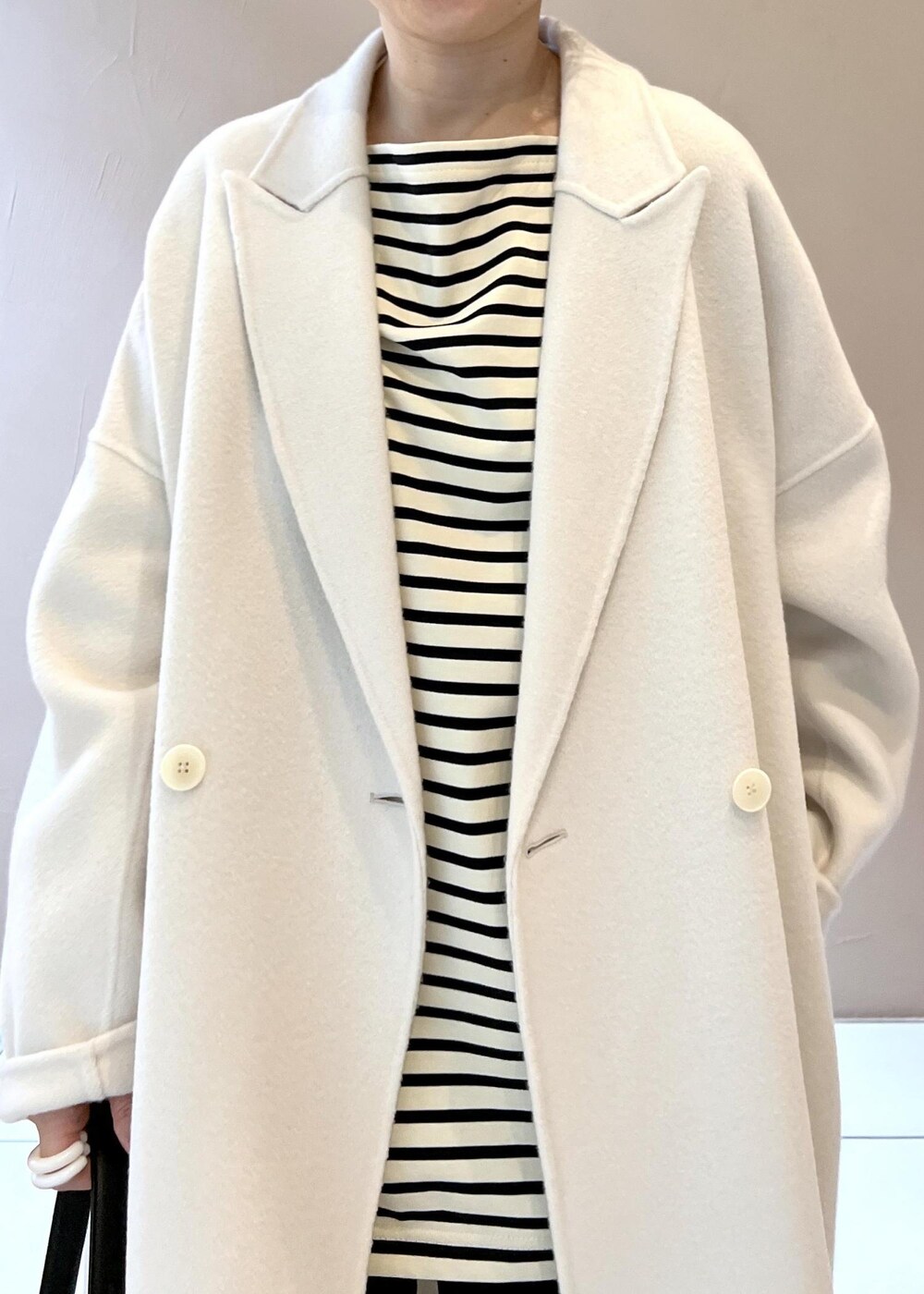 ホワイト系のその他アウター、シルバー系のパンプス、ブラック系のその他パンツを着用したレディースの秋コーディネートの6枚目の写真