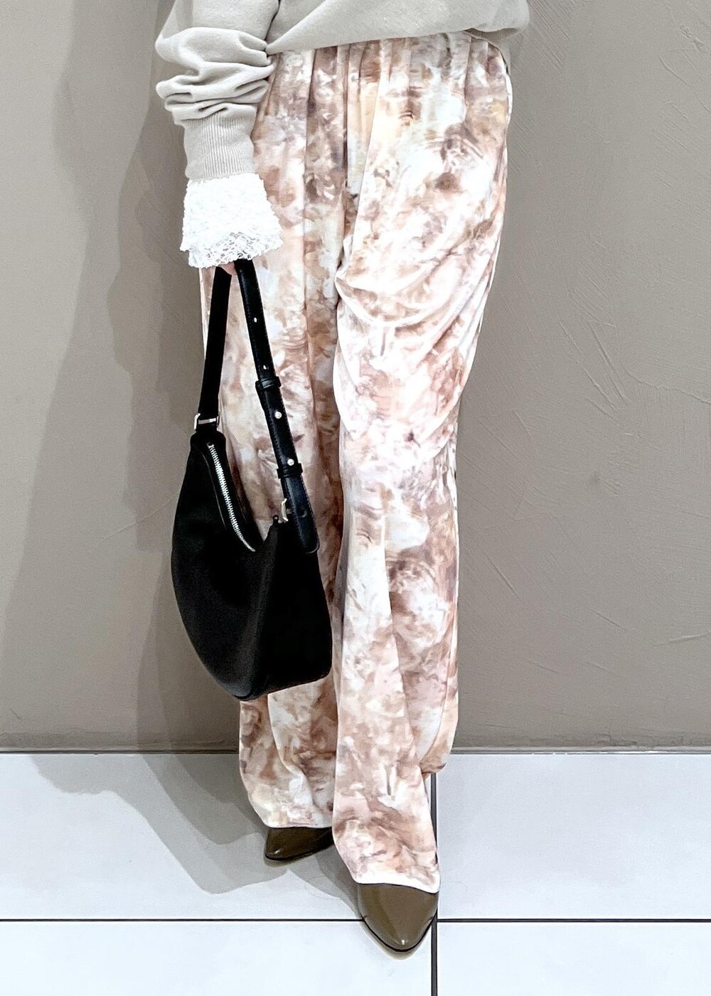 ベージュ系のその他パンツ、ホワイト系のその他トップス、ブラウン系のパンプスを着用したレディースの秋コーディネートの8枚目の写真