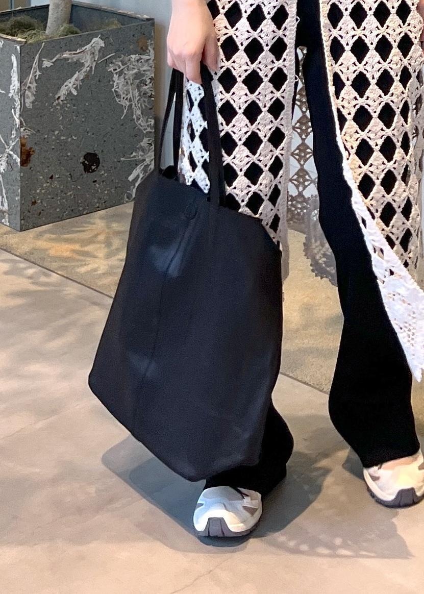 ブラック系のその他パンツ、ホワイト系のワンピース、ホワイト系のブルゾンを着用したレディースの春コーディネートの9枚目の写真