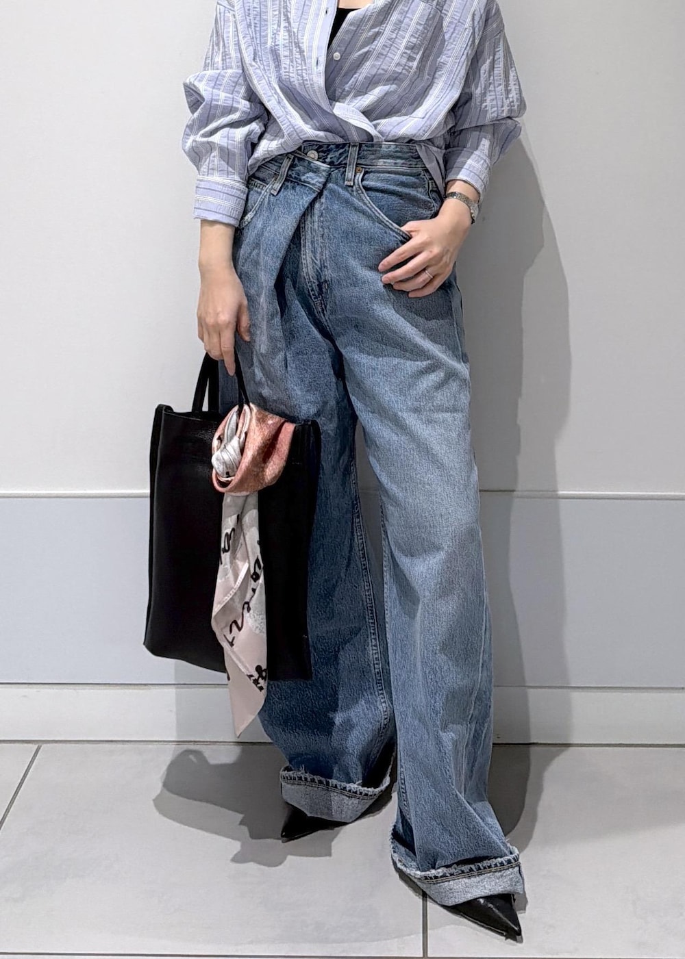 ブルー系のシャツ/ブラウス、ブルー系のデニムパンツを着用したレディースの冬コーディネートの8枚目の写真