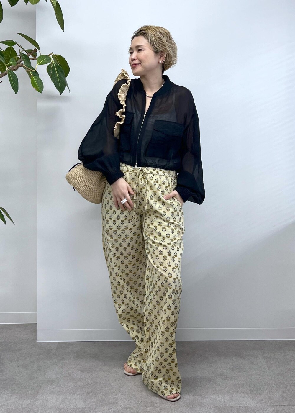 ブラック系のブルゾン、ベージュ系のその他パンツ、グレー系のサンダルを着用したレディースの冬コーディネートの4枚目の写真