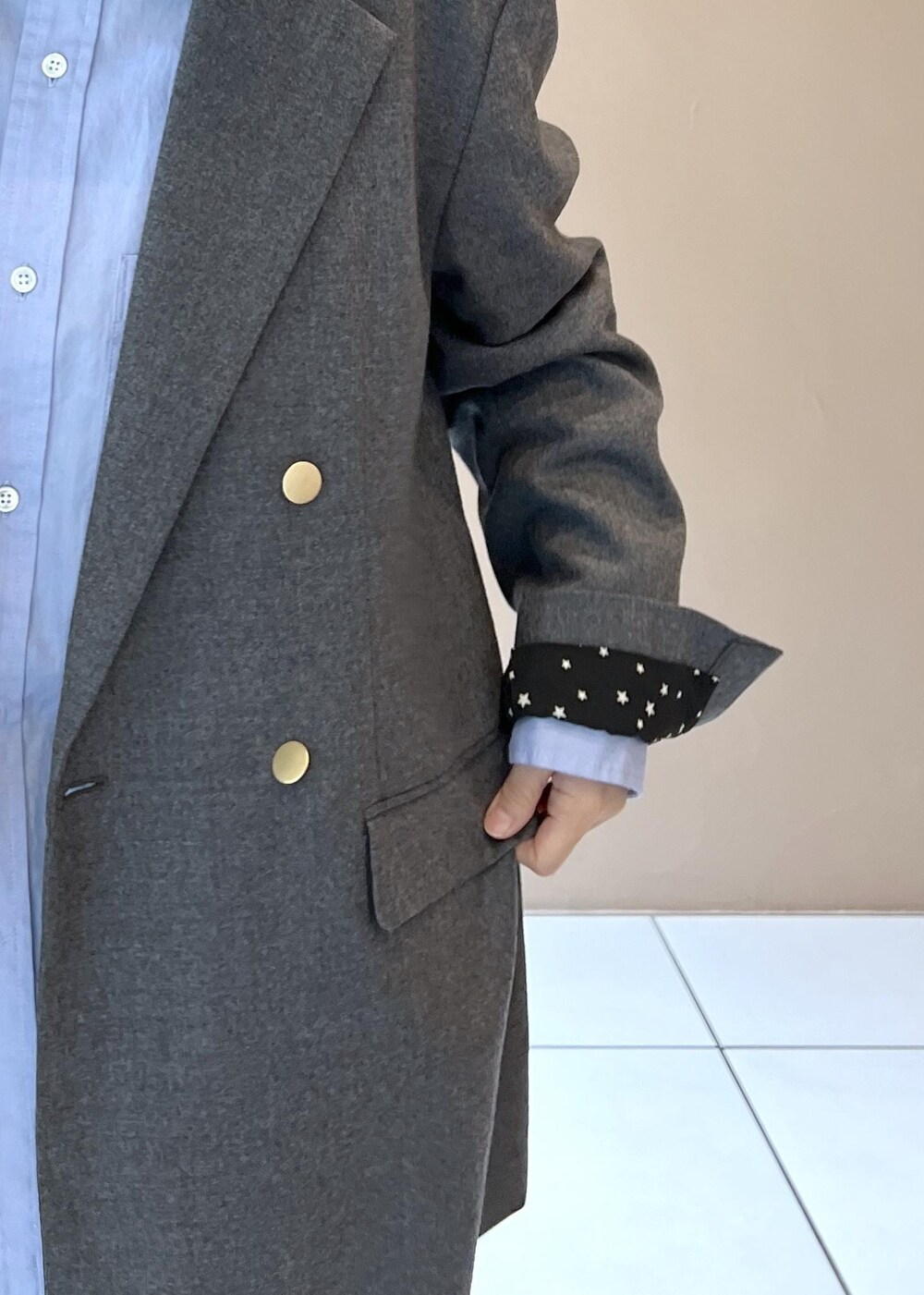 ブルー系のシャツ/ブラウス、グレー系のテーラードジャケット、グリーン系のショルダーバッグを着用したレディースの秋コーディネートの8枚目の写真