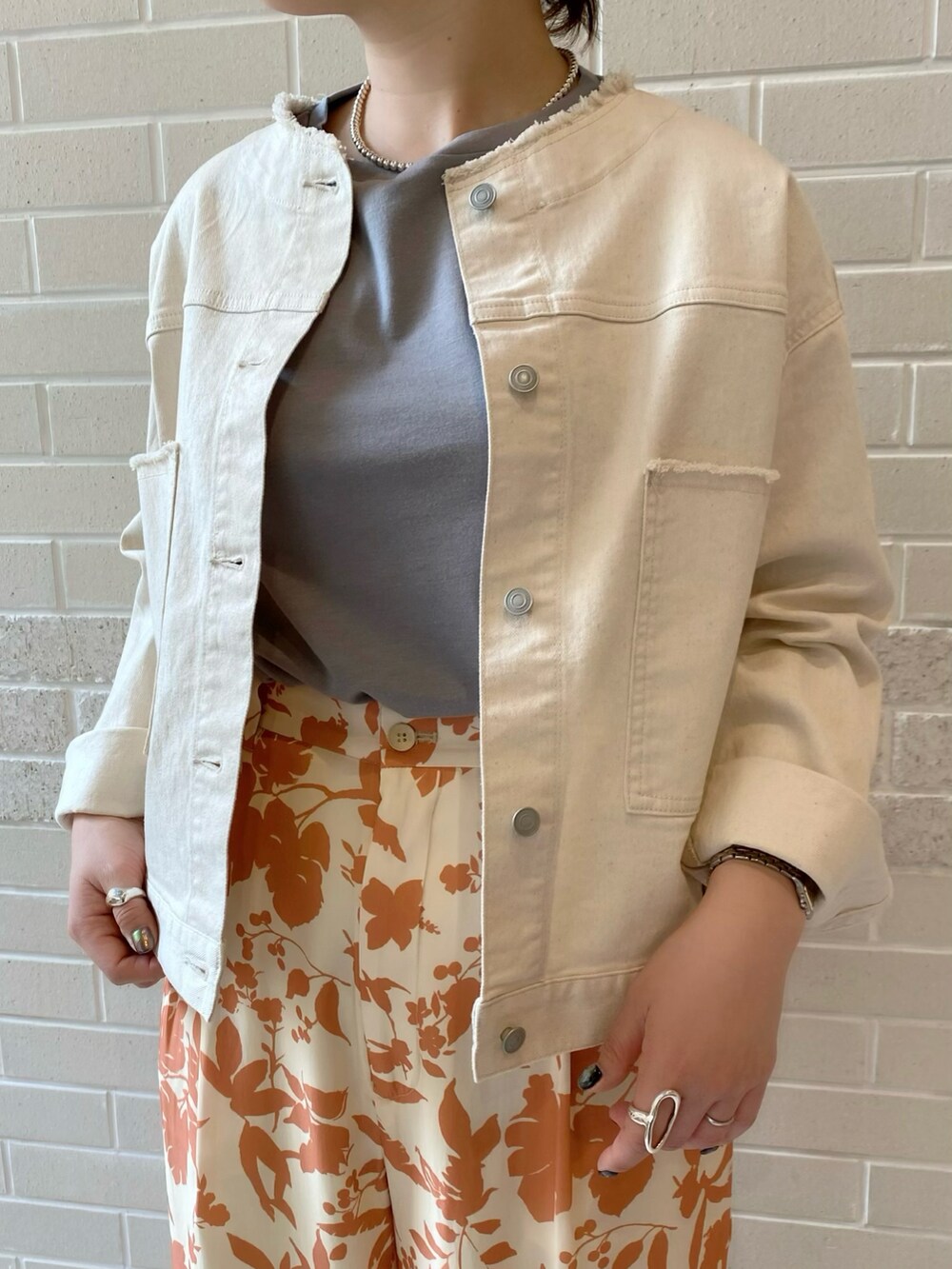 ホワイト系のブルゾン、グレー系のTシャツ/カットソー、オレンジ系のその他パンツを着用したレディースの春コーディネートの4枚目の写真