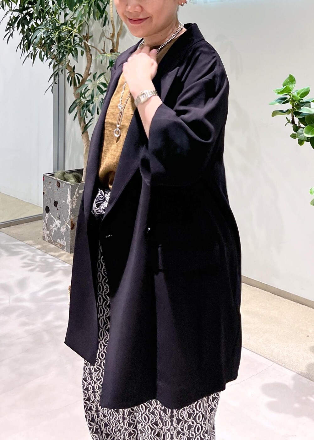 その他のサンダル、グリーン系のTシャツ/カットソー、ブラック系のテーラードジャケットを着用したレディースの夏コーディネートの7枚目の写真