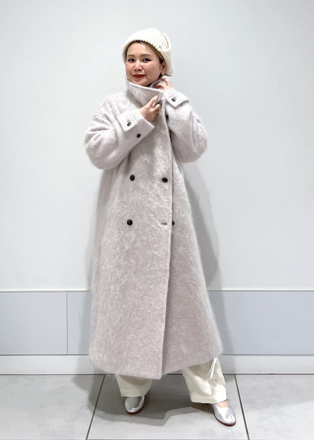 グレー系のその他アウター、ホワイト系のキャミソール、ホワイト系のカーゴパンツを着用したレディースの冬コーディネートの4枚目の写真