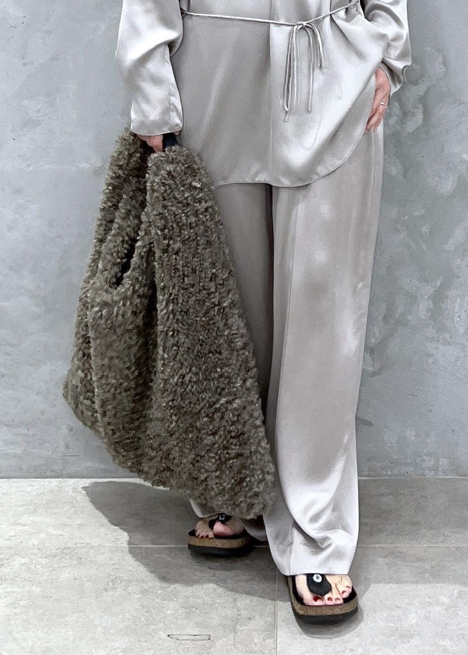 グレー系のその他パンツ、グレー系のシャツ/ブラウス、ブラウン系のトートバッグを着用したレディースの夏コーディネートの7枚目の写真