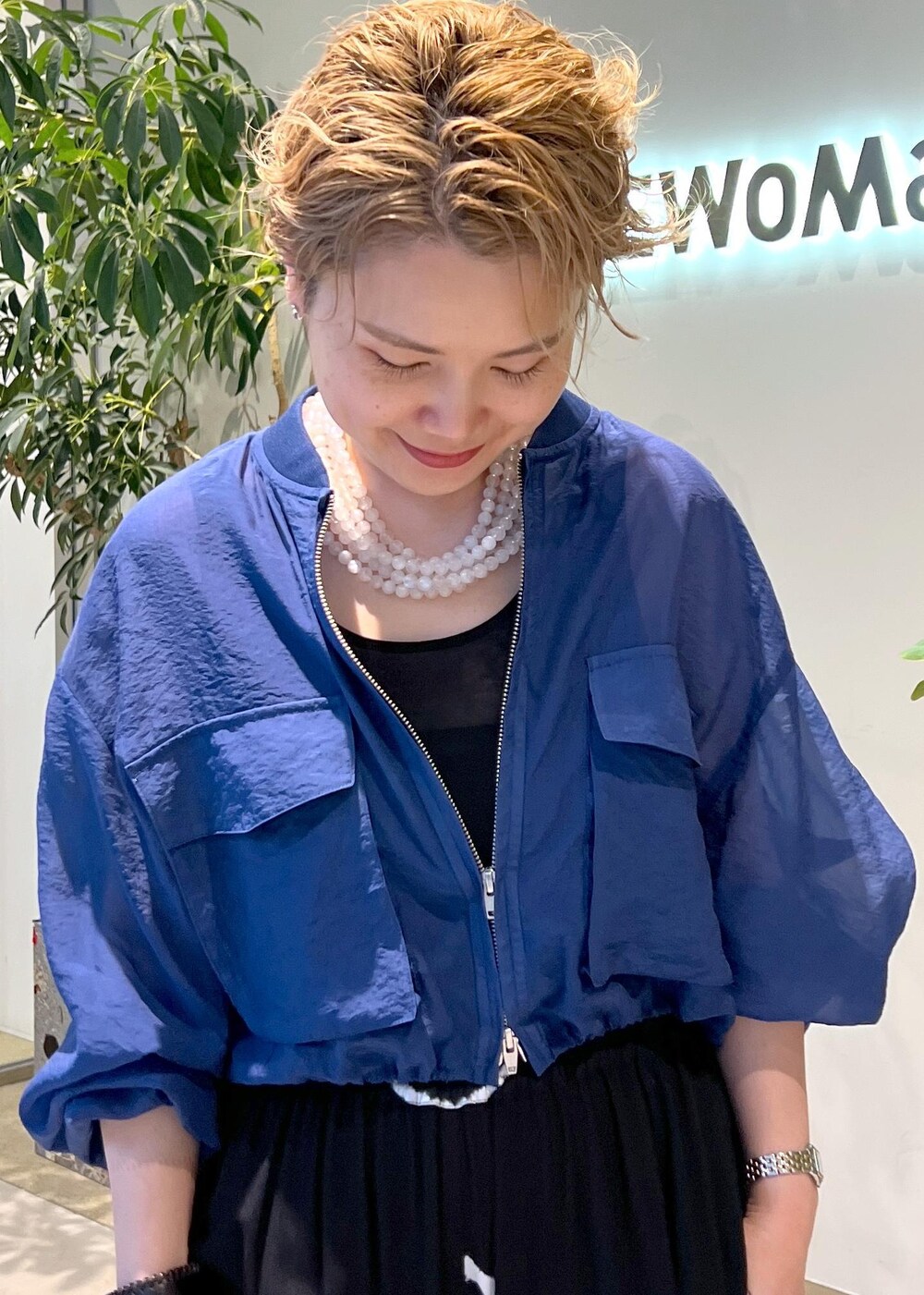 ブルー系のブルゾンを着用したレディースの夏コーディネートの6枚目の写真