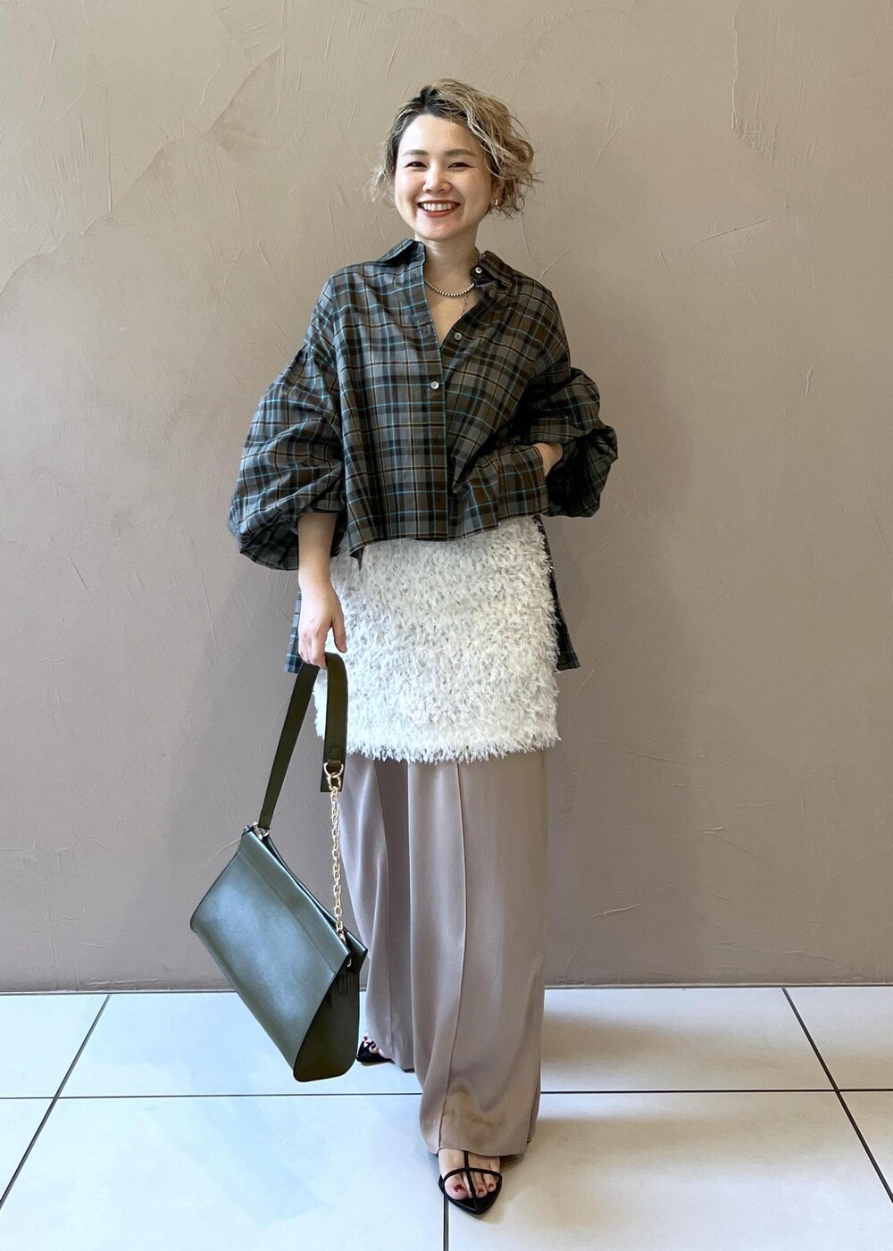 イエロー系のその他パンツ、ブラック系のサンダル、グリーン系のショルダーバッグを着用したレディースの夏コーディネートの2枚目の写真