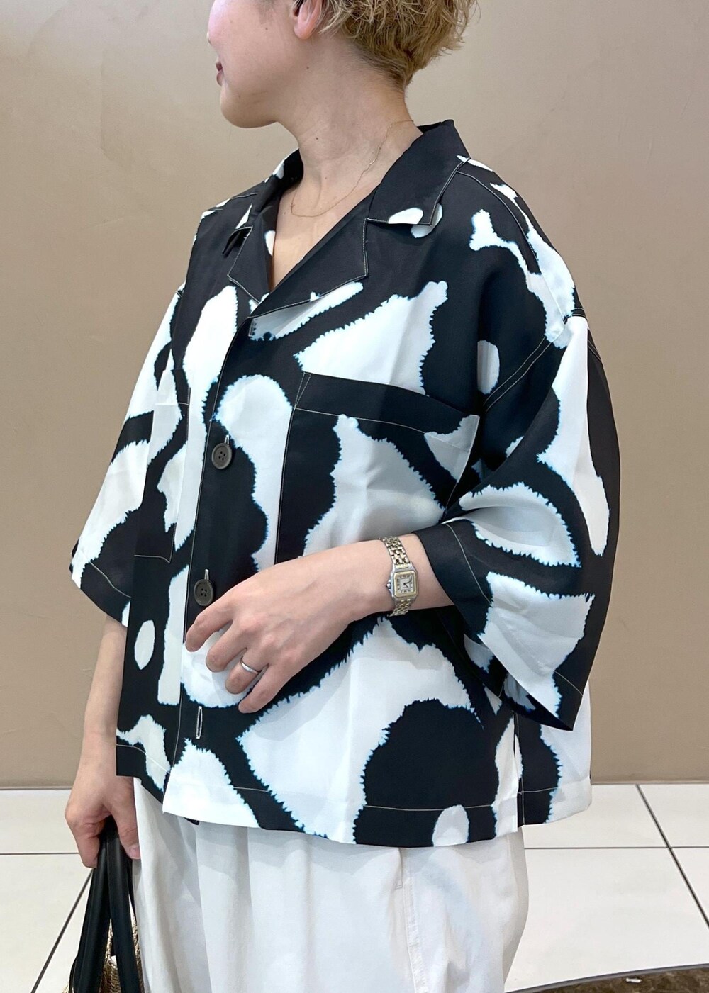 ホワイト系のトートバッグ、ホワイト系のその他パンツ、シルバー系のパンプスを着用したレディースの春コーディネートの4枚目の写真