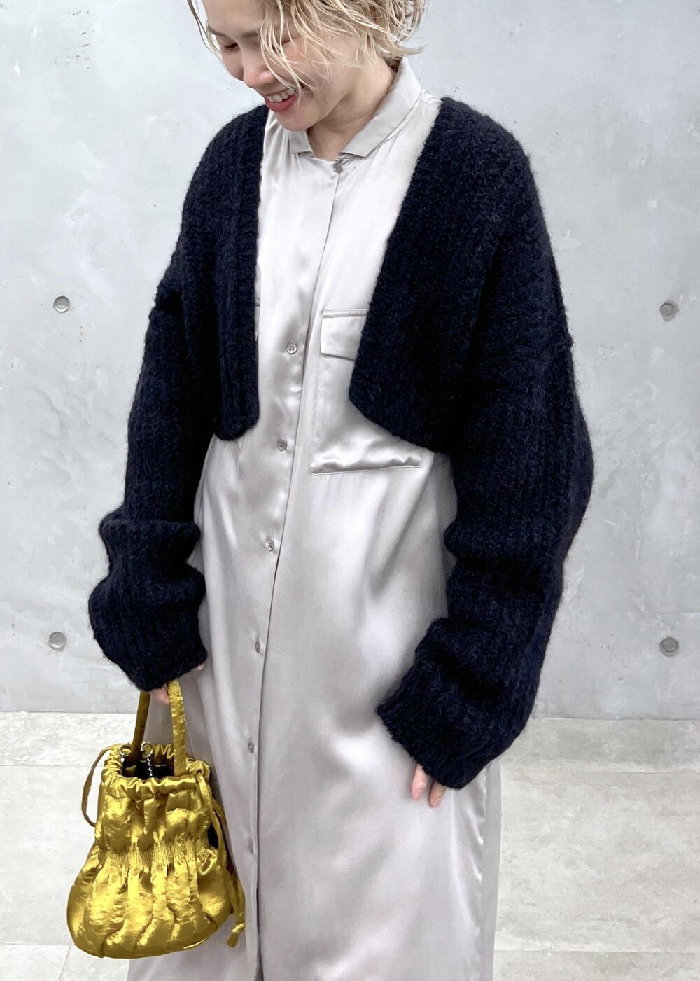 イエロー系のショルダーバッグ、グレー系のシャツワンピース、ブラック系のカーディガン/ボレロを着用したレディースの秋コーディネートの6枚目の写真