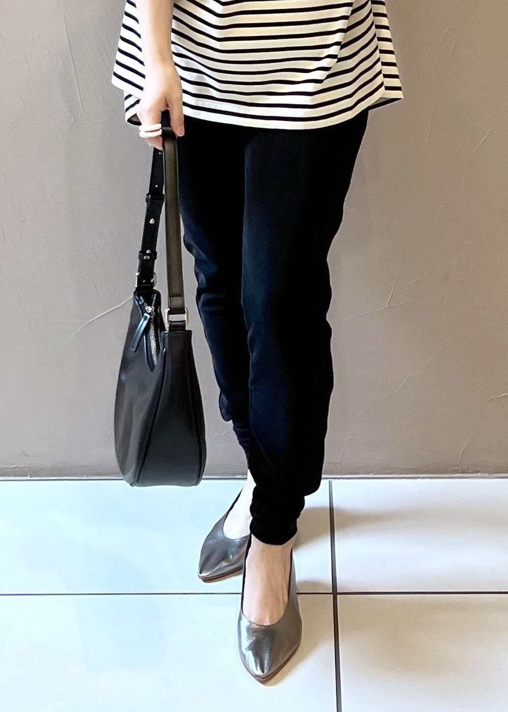 ホワイト系のその他アウター、シルバー系のパンプス、ブラック系のその他パンツを着用したレディースの秋コーディネートの10枚目の写真