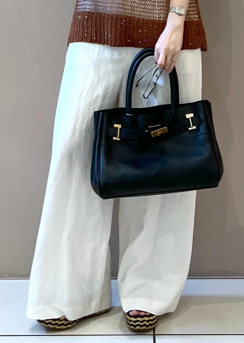 ホワイト系のサロペット/オーバーオール、グレー系のタンクトップ、ブラック系のショルダーバッグを着用したレディースの夏コーディネートの8枚目の写真