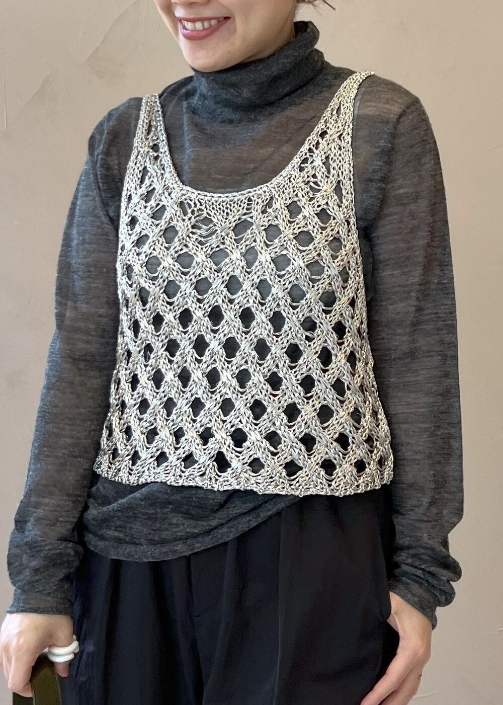 シルバー系のベスト、グレー系のニット/セーター、ブラック系のその他パンツを着用したレディースの秋コーディネートの6枚目の写真