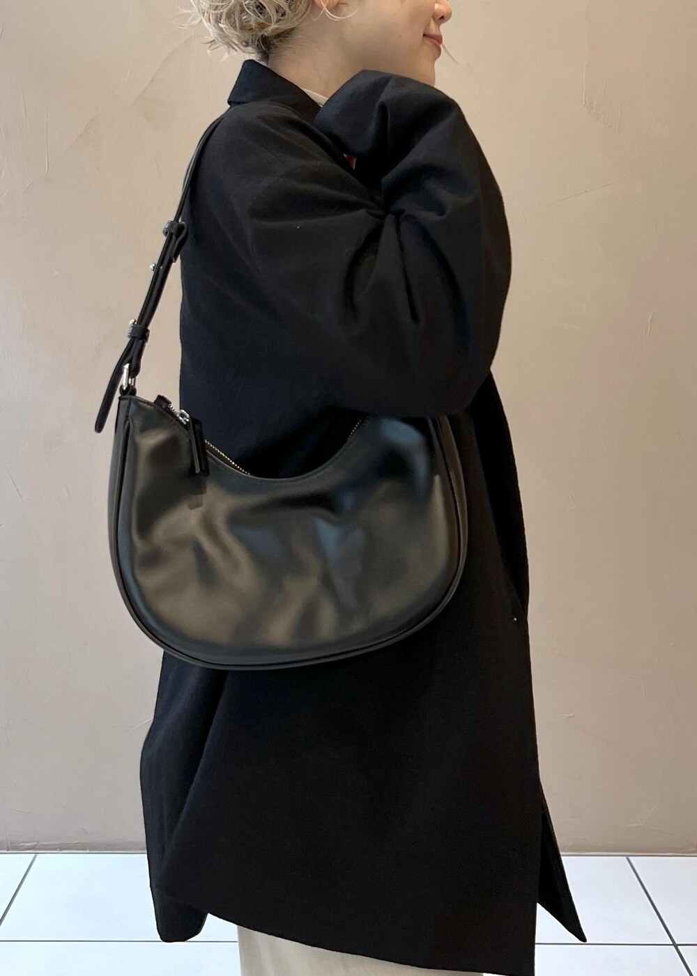 ブラック系のテーラードジャケット、ブラウン系のパンプスを着用したレディースの秋コーディネートの7枚目の写真