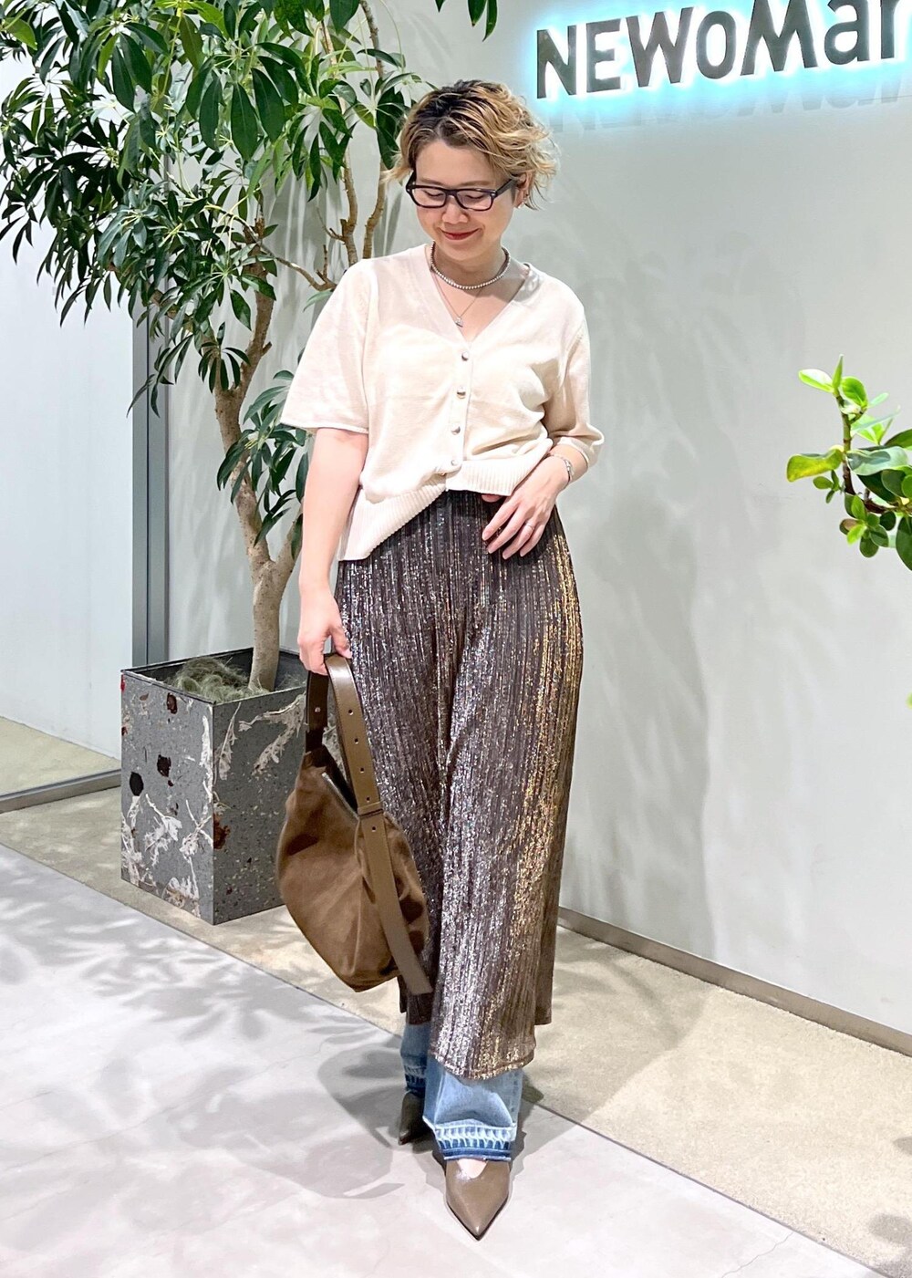 ホワイト系のカーディガン/ボレロを着用したレディースの夏コーディネートの2枚目の写真