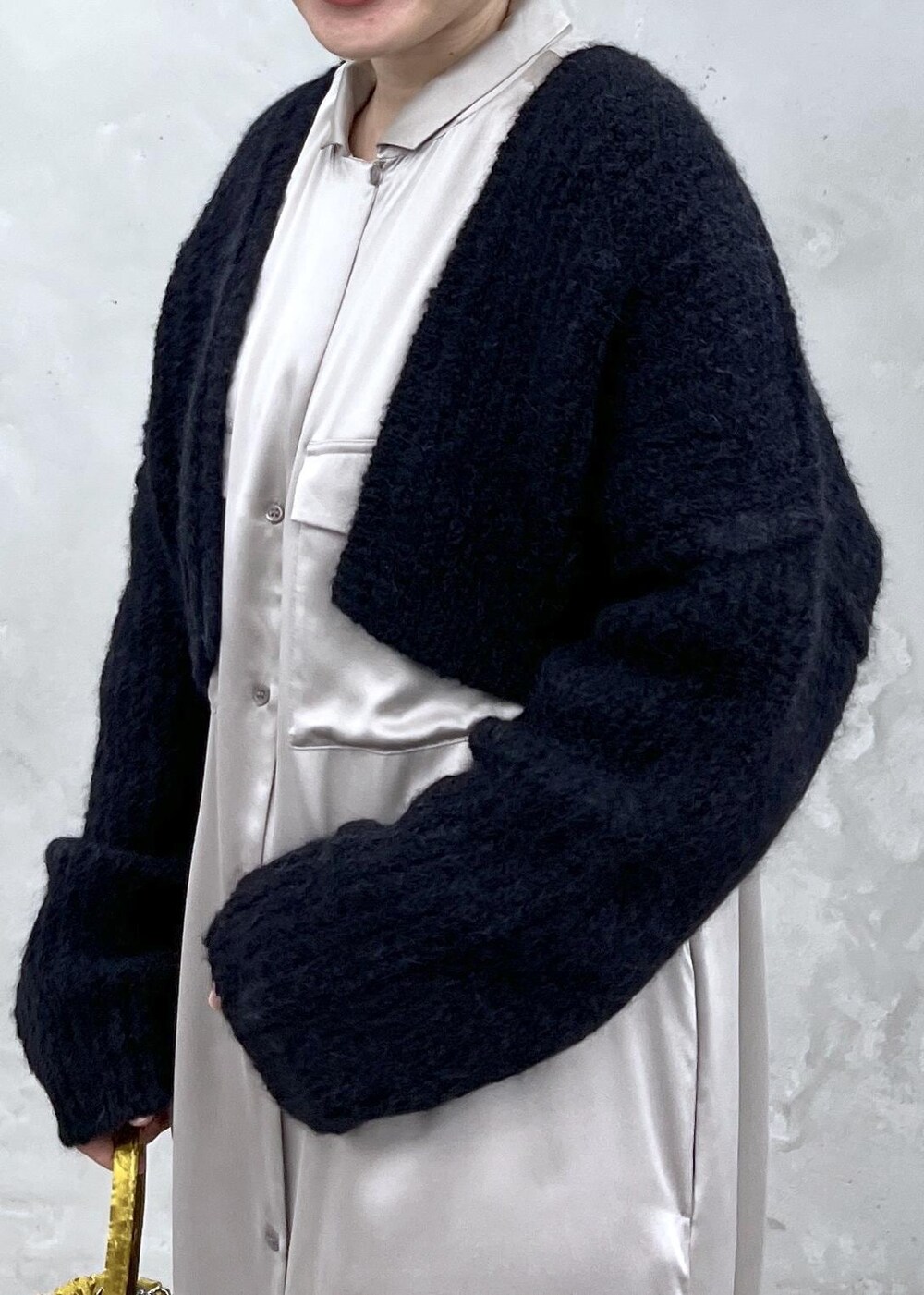 イエロー系のショルダーバッグ、グレー系のシャツワンピース、ブラック系のカーディガン/ボレロを着用したレディースの秋コーディネートの7枚目の写真