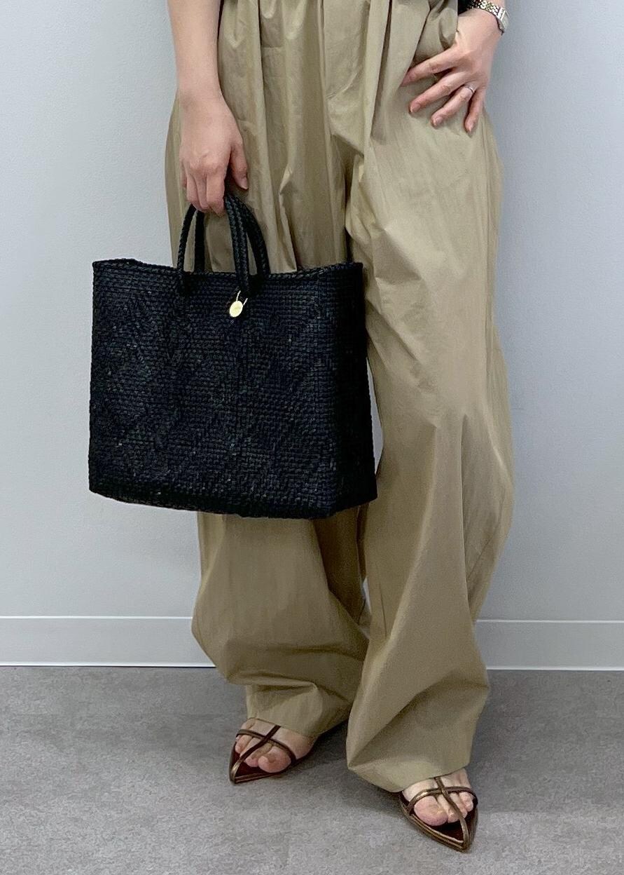 ブラック系のトートバッグ、グレー系のTシャツ/カットソー、その他のサンダルを着用したレディースの春コーディネートの8枚目の写真