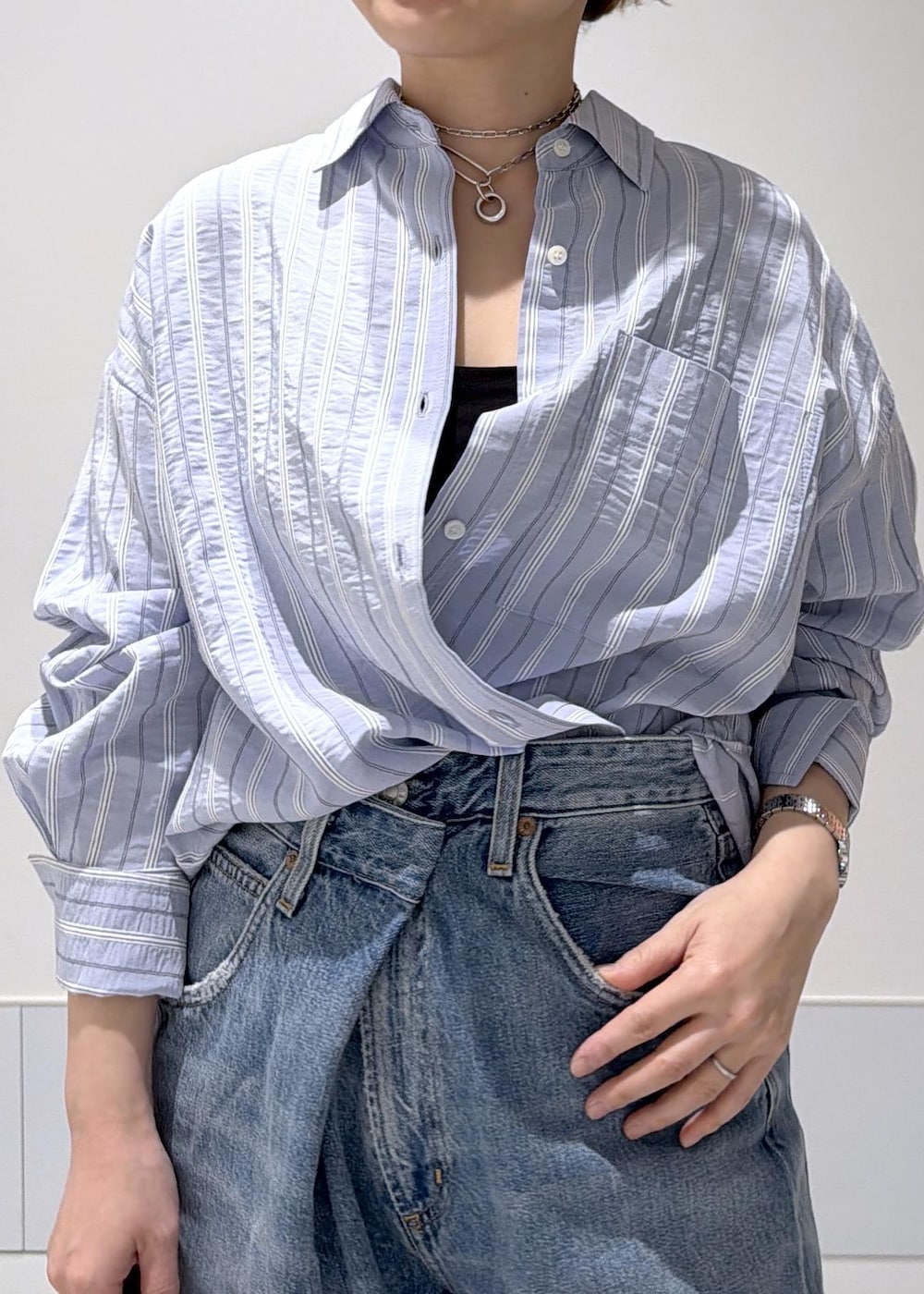 ブルー系のシャツ/ブラウス、ブルー系のデニムパンツを着用したレディースの冬コーディネートの6枚目の写真