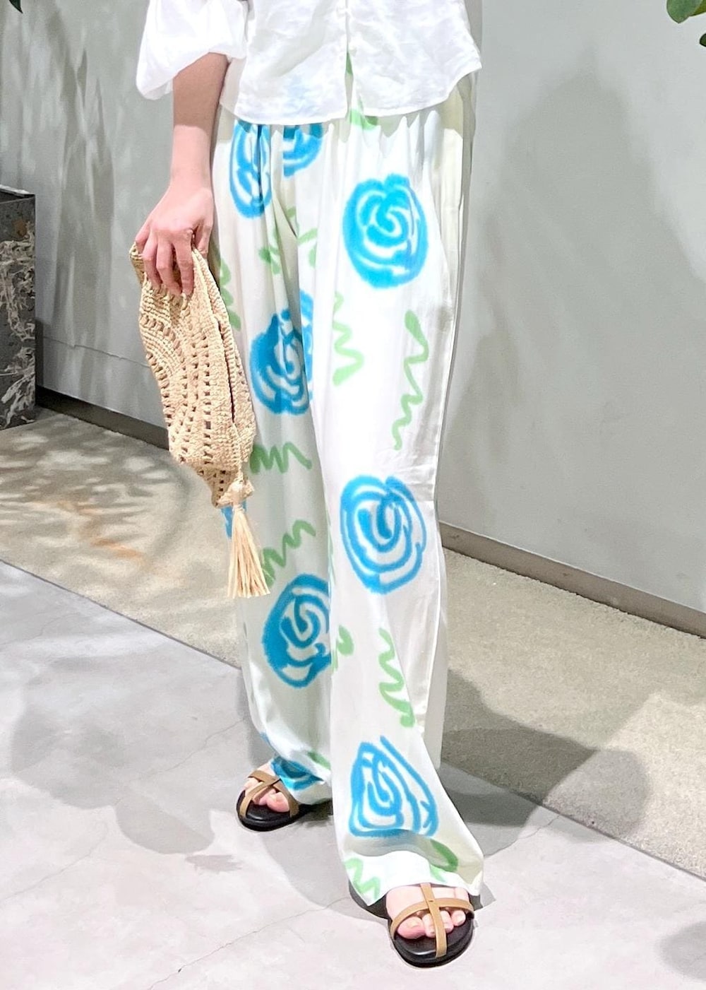 「サロンアダムエロペ、40代コーデ、SUKU、SUKU HOME、スク、スクホーム、MAISON N.H PARIS、メゾンエヌアッシュパリ、MOHI、モヒ、初春コーデ、春コーデ、初夏コーデ、夏コーデ、デートコーデ」｜「MOHIの【MOHI（モヒ）】サンダル（サンダル、ベージュ系）」を使った、Hiromさん（レディース・154cm）の春コーディネートの8枚目の写真