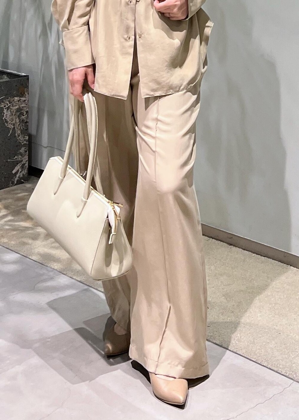 ベージュ系のその他パンツ、ベージュ系のシャツ/ブラウス、ホワイト系のボストンバッグを着用したレディースの春コーディネートの8枚目の写真