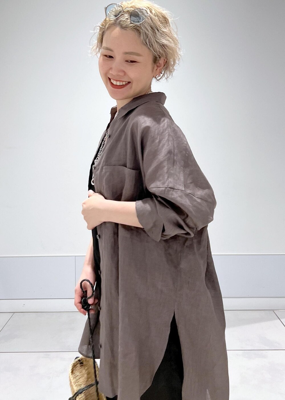 ベージュ系のかごバッグ、グレー系のシャツ/ブラウス、ブラック系のつなぎ/オールインワンを着用したレディースの夏コーディネートの9枚目の写真