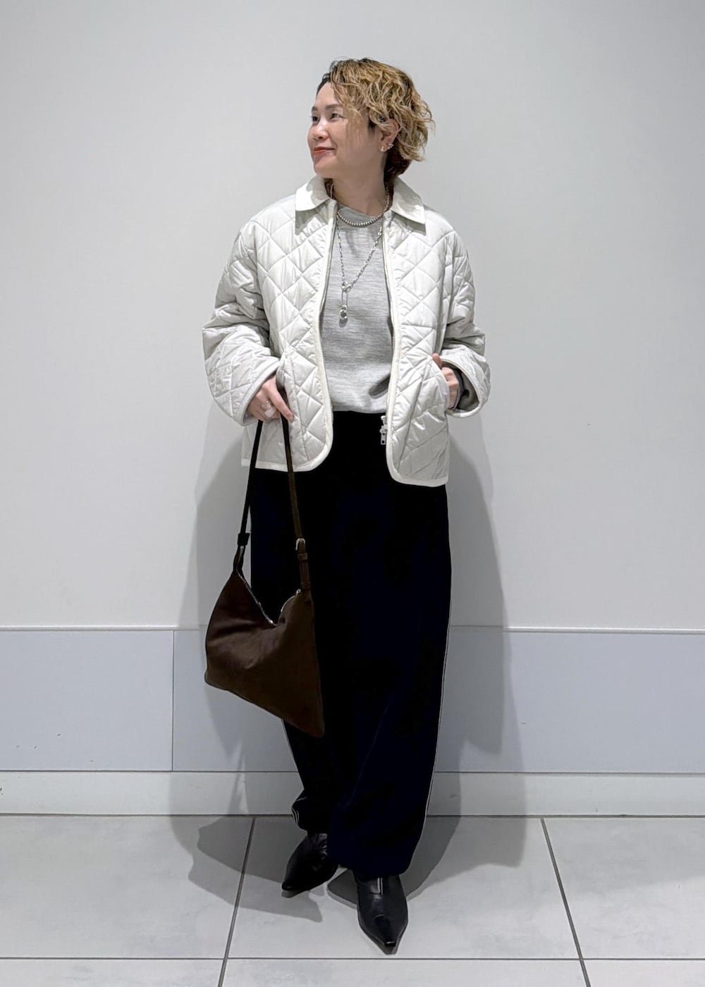 ブラック系のその他パンツ、ブラウン系のショルダーバッグ、ピンク系のブルゾンを着用したレディースの秋コーディネートの4枚目の写真