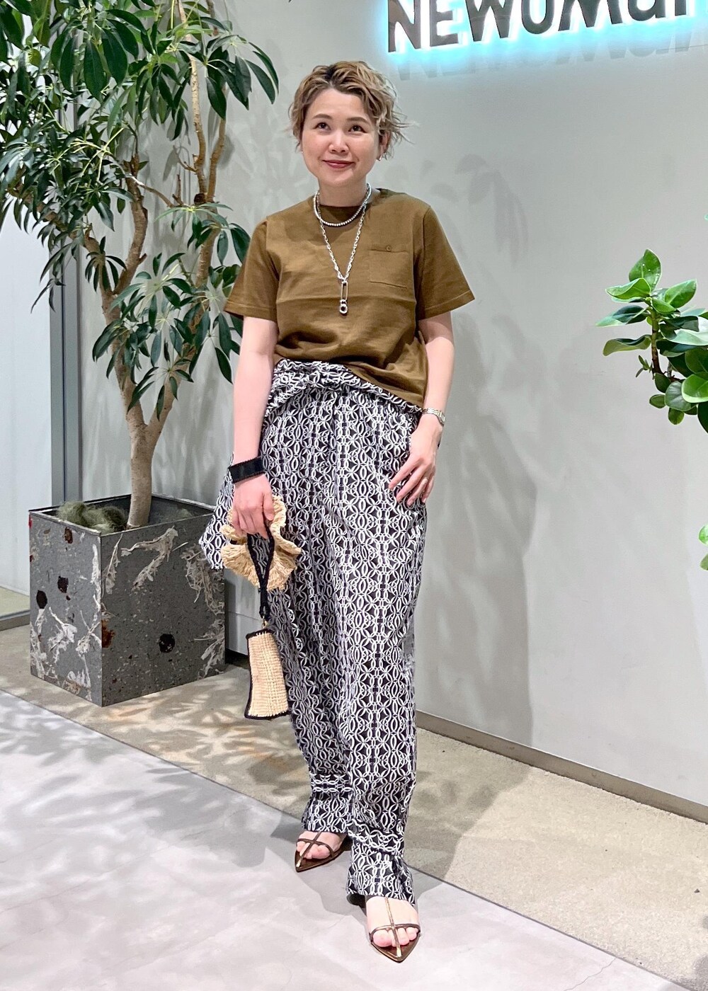 その他のサンダル、グリーン系のTシャツ/カットソー、ブラック系のテーラードジャケットを着用したレディースの夏コーディネートの10枚目の写真