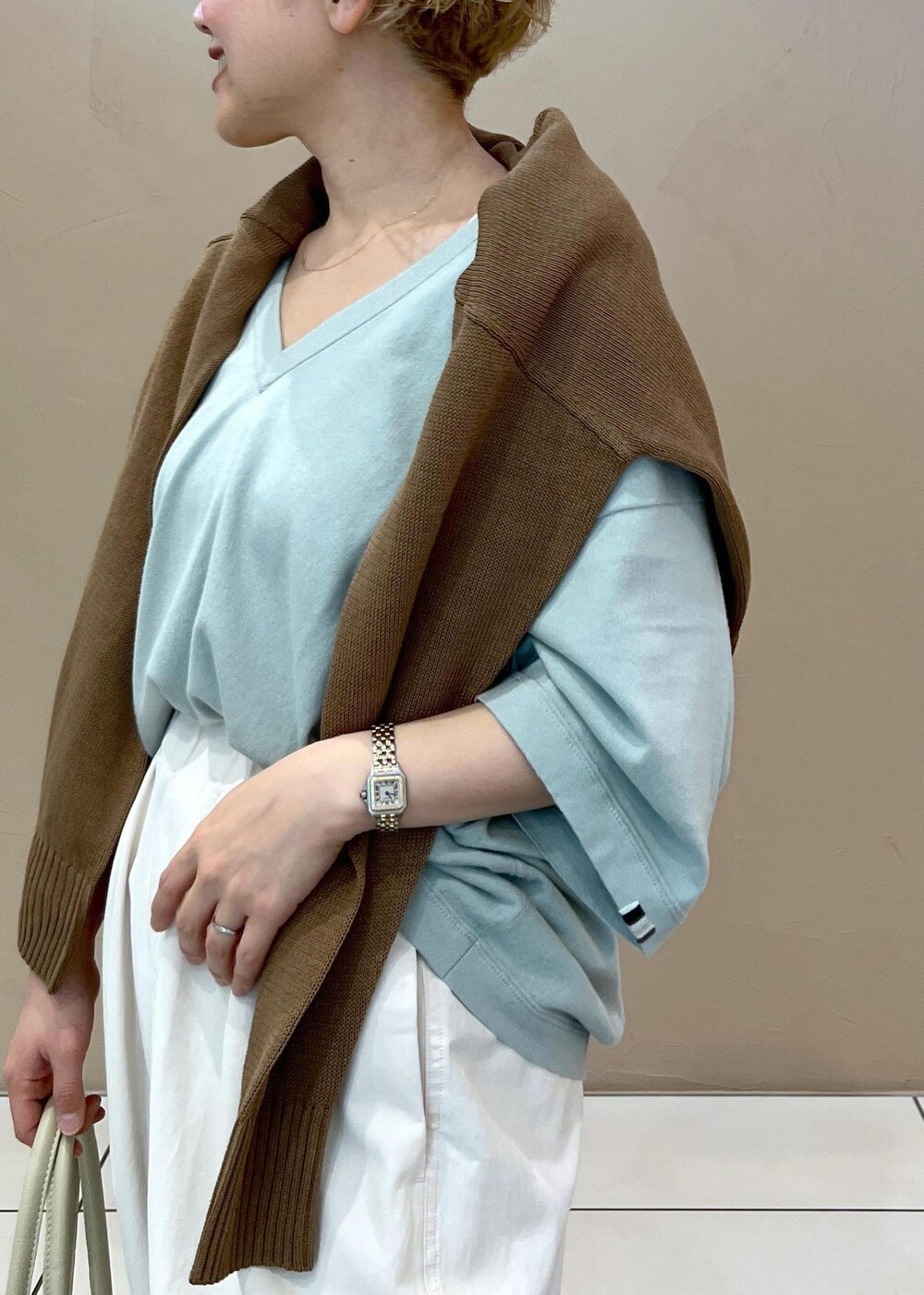 ホワイト系のボストンバッグ、イエロー系のカーディガン/ボレロ、ホワイト系のその他パンツを着用したレディースの春コーディネートの6枚目の写真