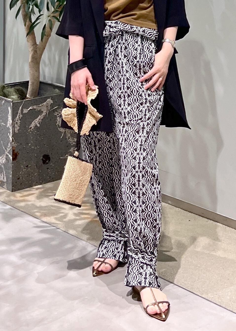 その他のサンダル、グリーン系のTシャツ/カットソー、ブラック系のテーラードジャケットを着用したレディースの夏コーディネートの9枚目の写真