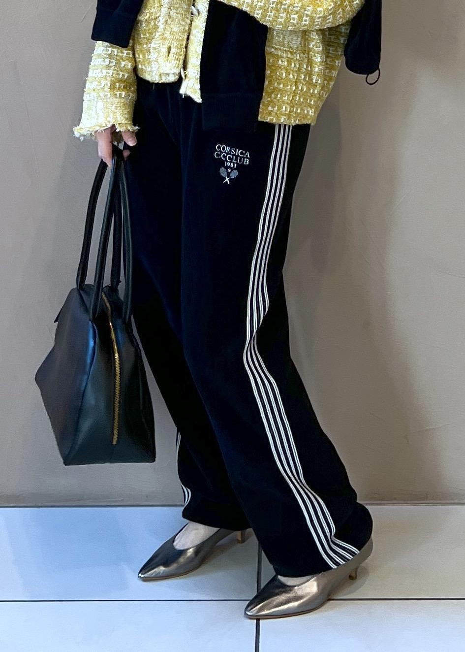 イエロー系のカーディガン/ボレロ、ブラック系のカーディガン/ボレロ、グレー系のTシャツ/カットソーを着用したレディースの冬コーディネートの6枚目の写真