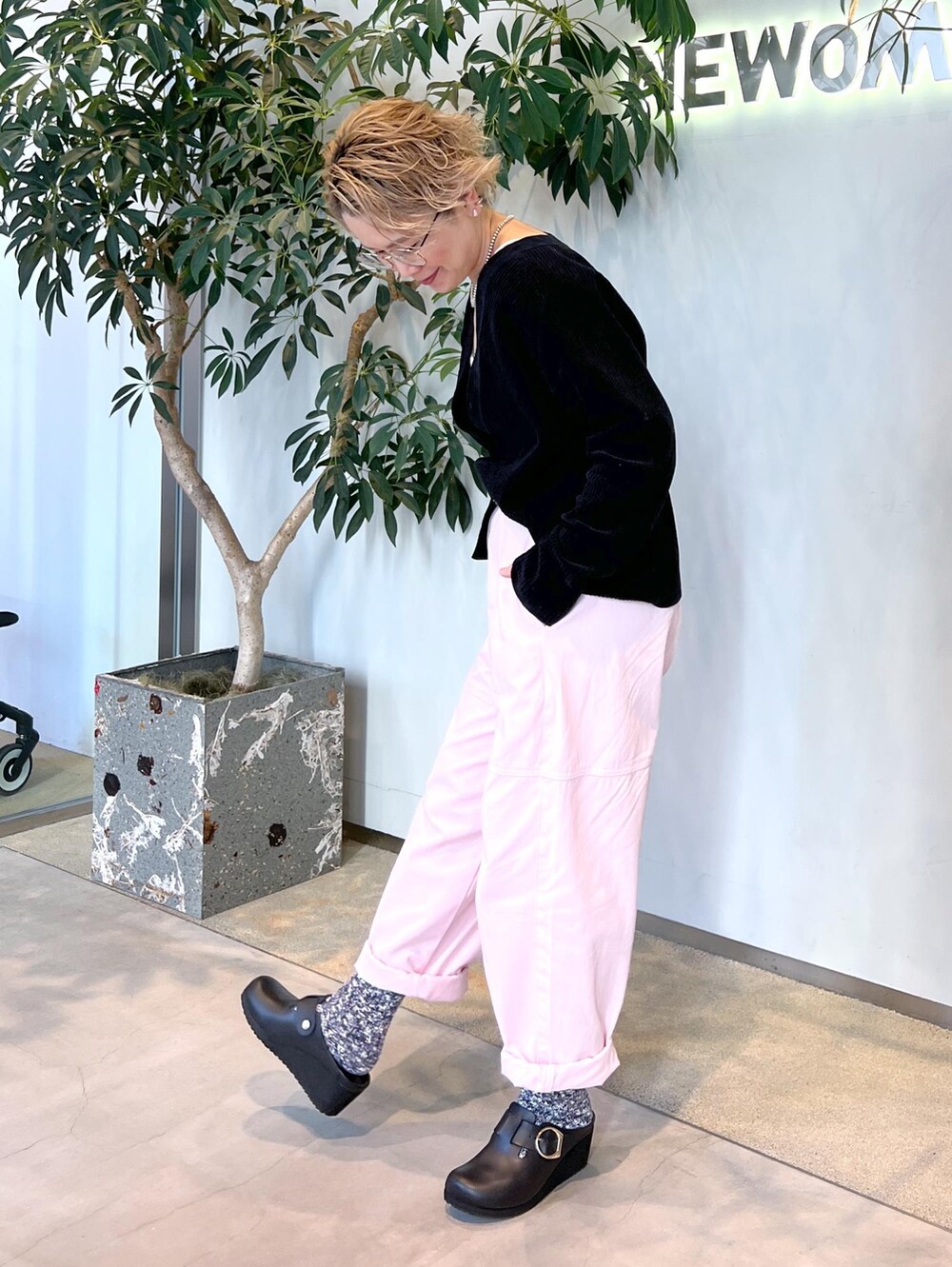 ピンク系のその他パンツ、ブラック系のカーディガン/ボレロ、ブラック系のスニーカーを着用したレディースの冬コーディネートの5枚目の写真