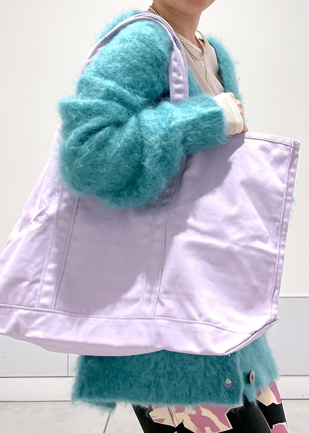 グリーン系のカーディガン/ボレロ、ホワイト系のTシャツ/カットソー、ベージュ系のサンダルを着用したレディースの秋コーディネートの8枚目の写真