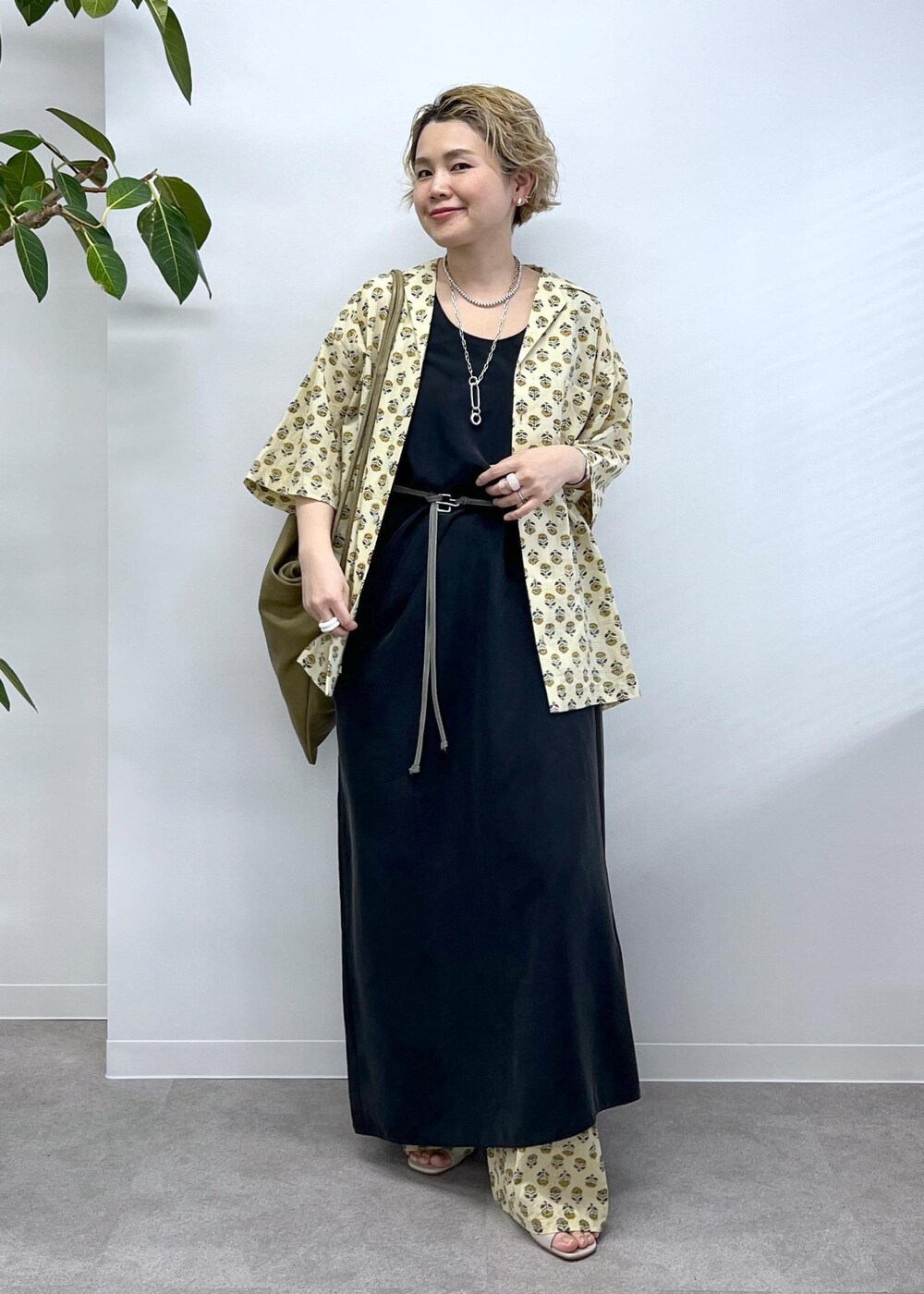 ブラック系のワンピース、ベージュ系のシャツ/ブラウス、ベージュ系のその他パンツを着用したレディースの冬コーディネートの2枚目の写真