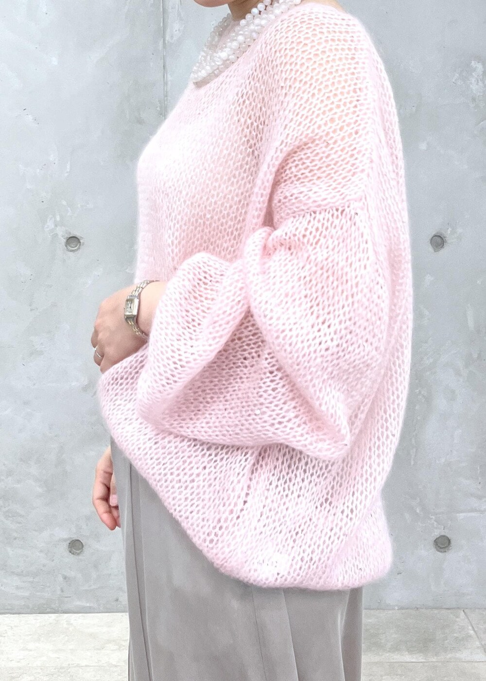 グレー系のその他パンツ、ピンク系のニット/セーター、シルバー系のパンプスを着用したレディースの夏コーディネートの8枚目の写真