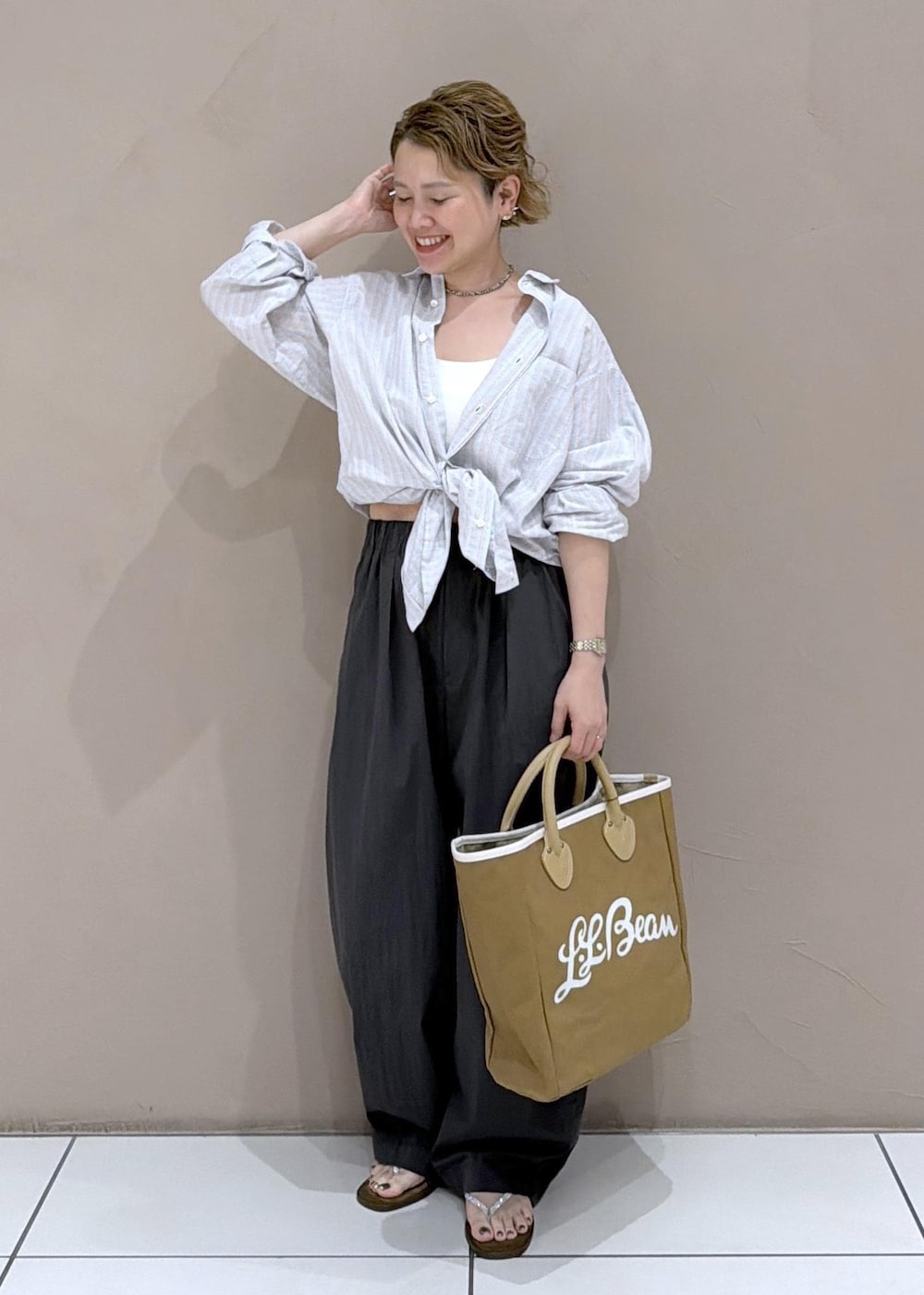 ブラウン系のサンダル、グレー系のその他パンツ、ブルー系のシャツ/ブラウスを着用したレディースの夏コーディネートの3枚目の写真