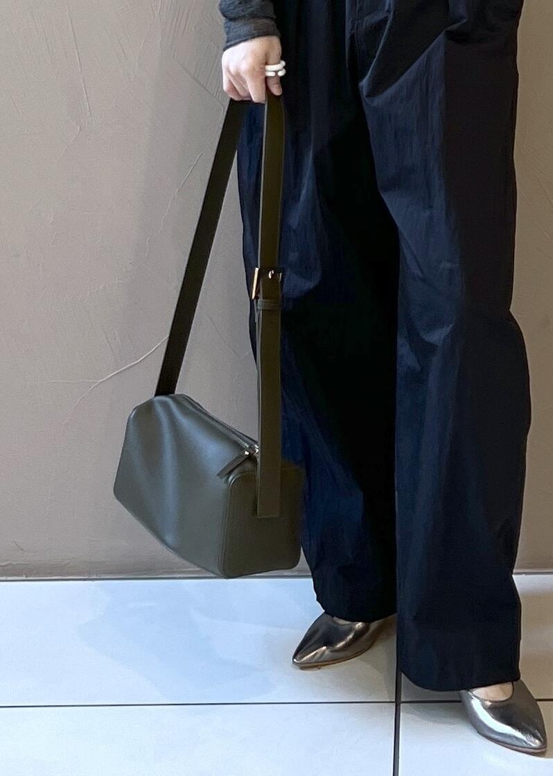 シルバー系のベスト、グレー系のブルゾン、グレー系のニット/セーターを着用したレディースの秋コーディネートの10枚目の写真