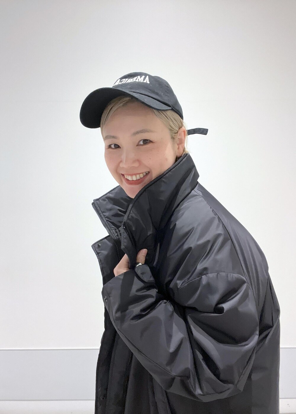 ブラック系のブーツ、ブラック系のTシャツ/カットソー、ブラック系のトートバッグを着用したレディースの冬コーディネートの6枚目の写真