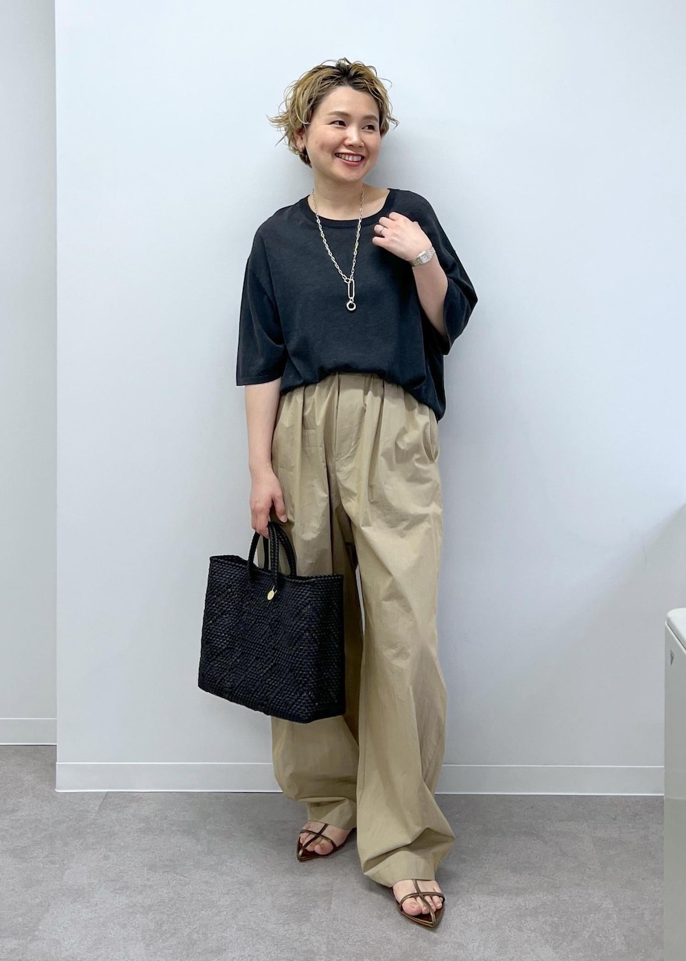 ブラック系のトートバッグ、グレー系のTシャツ/カットソー、その他のサンダルを着用したレディースの春コーディネートの3枚目の写真