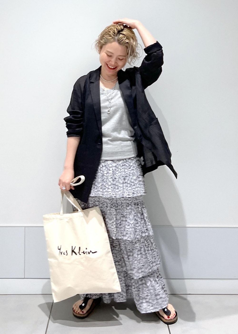 ブラック系のテーラードジャケット、ブラック系のスカートを着用したレディースの夏コーディネートの2枚目の写真