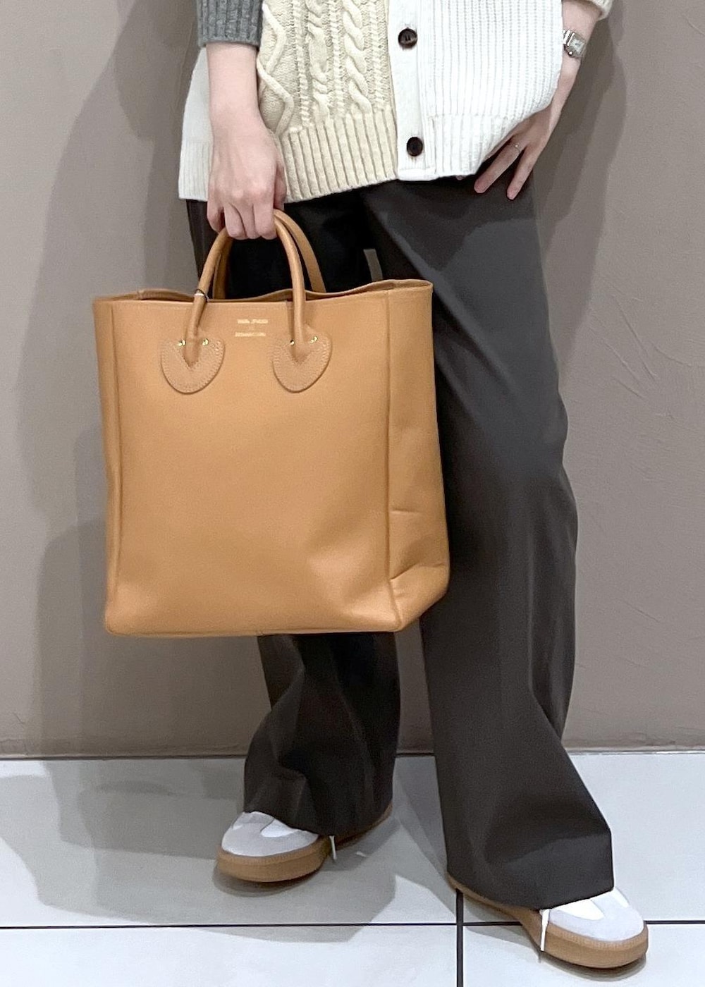 ブラウン系のその他パンツ、ホワイト系のスニーカーを着用したレディースの夏コーディネートの9枚目の写真