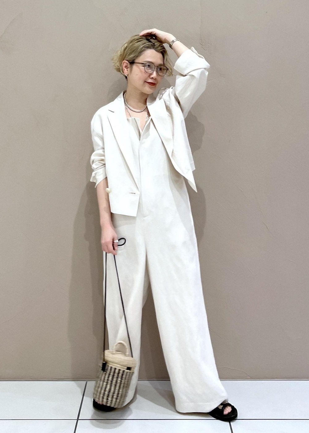 ホワイト系のテーラードジャケット、ホワイト系のつなぎ/オールインワン、ホワイト系のショルダーバッグを着用したレディースの春コーディネートの4枚目の写真
