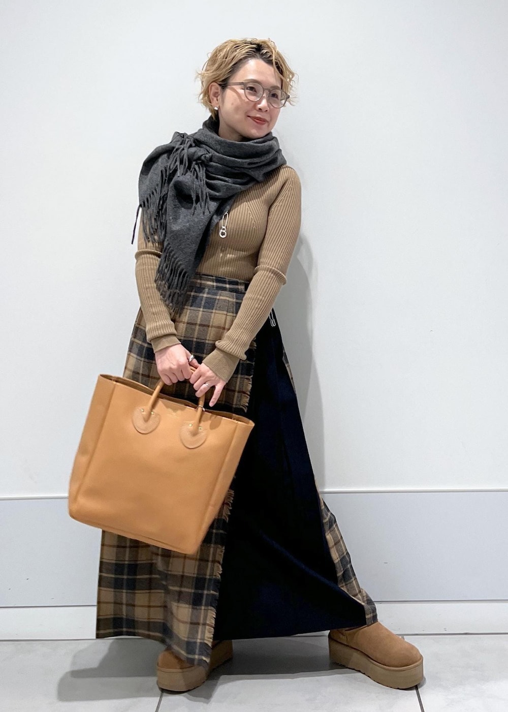 ベージュ系のスカート、ベージュ系のニット/セーターを着用したレディースの秋コーディネートの3枚目の写真