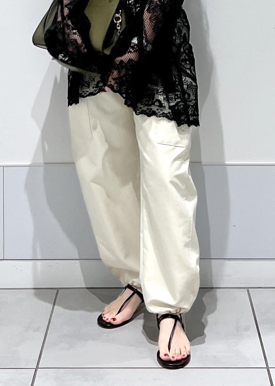ホワイト系のカーゴパンツ、ホワイト系のキャミソール、ブラック系のノーカラージャケットを着用したレディースの夏コーディネートの9枚目の写真