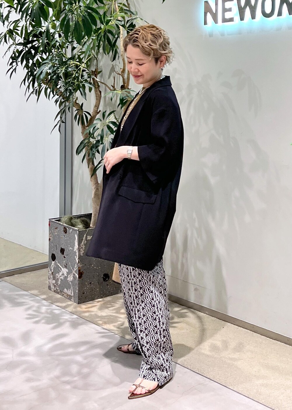 その他のサンダル、グリーン系のTシャツ/カットソー、ブラック系のテーラードジャケットを着用したレディースの夏コーディネートの5枚目の写真