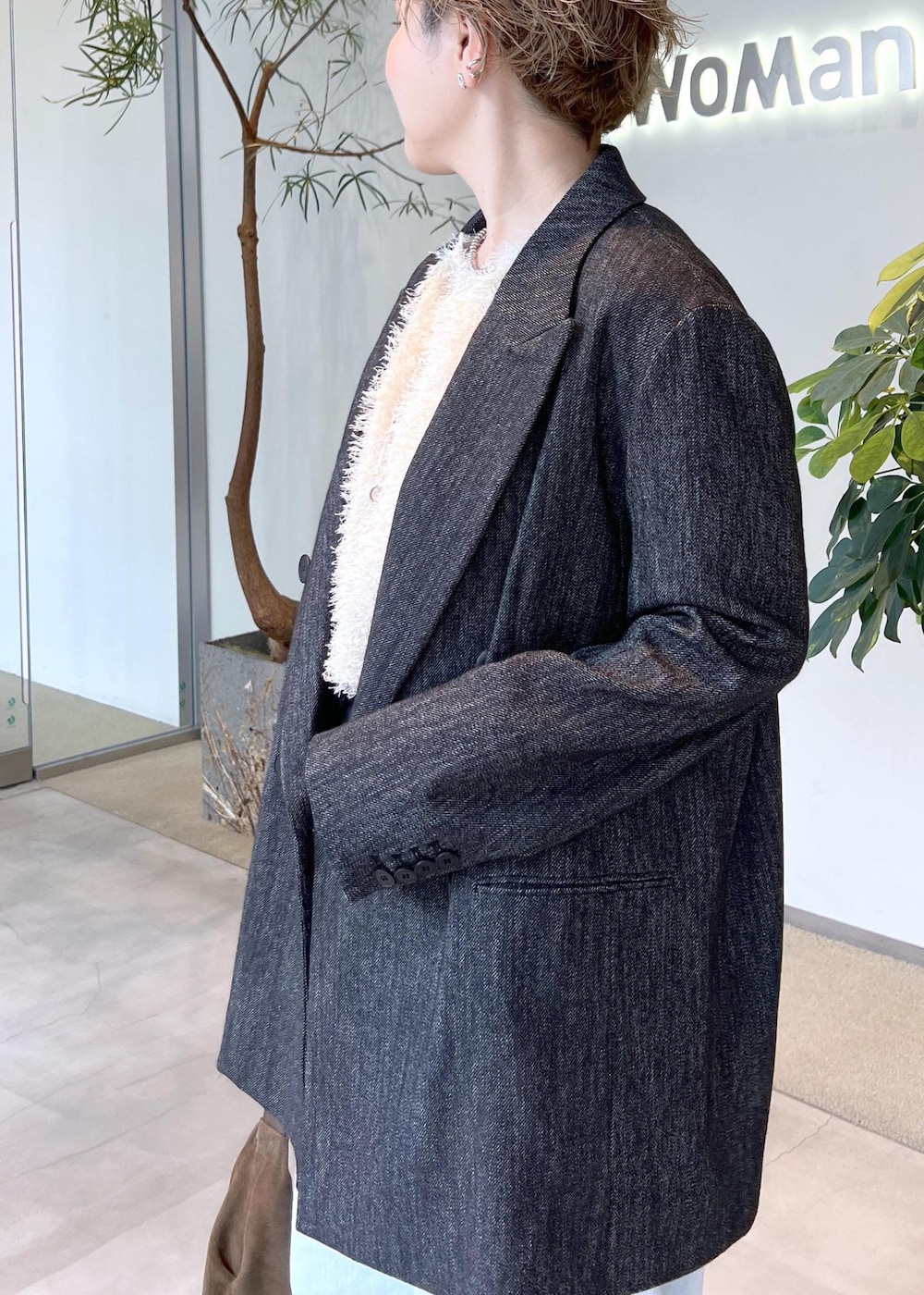 ブルー系のデニムパンツ、ベージュ系のその他トップス、ブラック系のテーラードジャケットを着用したレディースの秋コーディネートの8枚目の写真