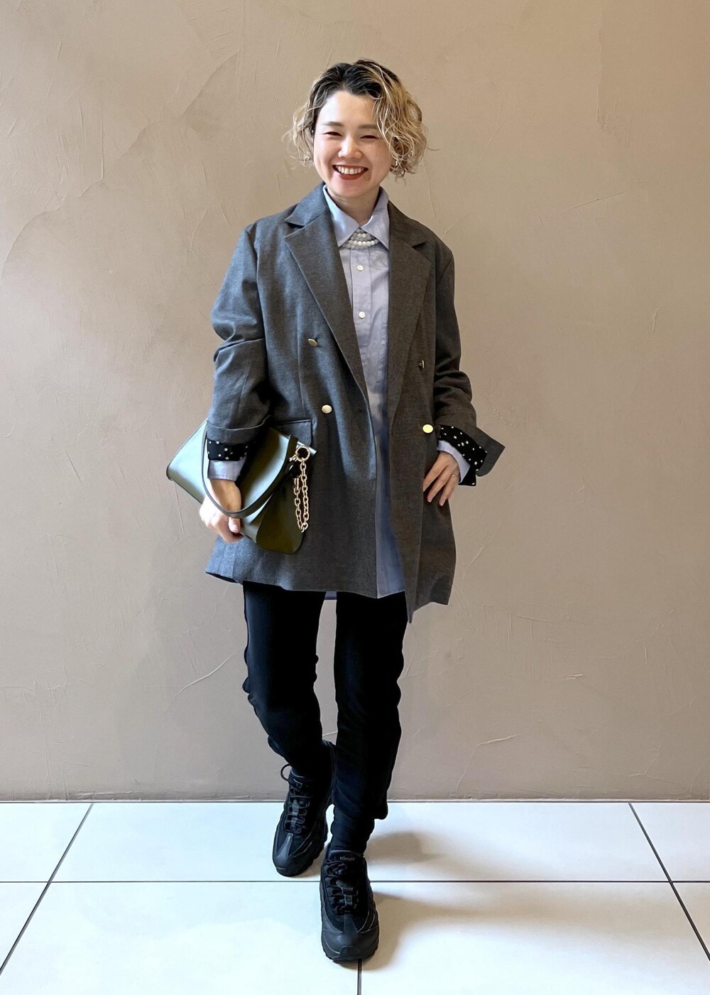ブルー系のシャツ/ブラウス、グレー系のテーラードジャケット、グリーン系のショルダーバッグを着用したレディースの秋コーディネートの4枚目の写真