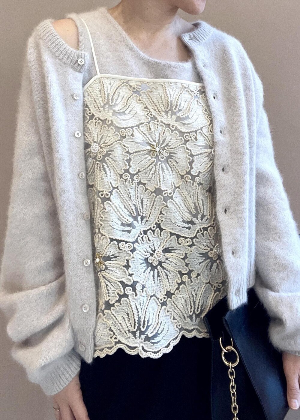 グレー系のタンクトップ、グレー系のカーディガン/ボレロ、ブラック系のショルダーバッグを着用したレディースの冬コーディネートの7枚目の写真