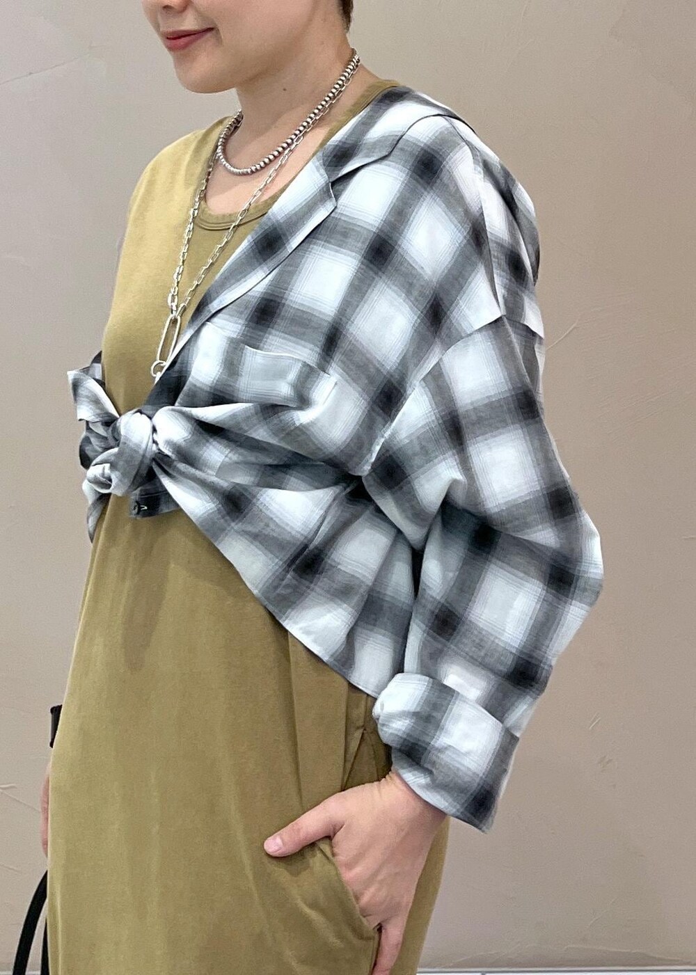 ブラック系のショルダーバッグ、ブラック系のシャツ/ブラウス、ブラウン系のワンピースを着用したレディースの夏コーディネートの6枚目の写真