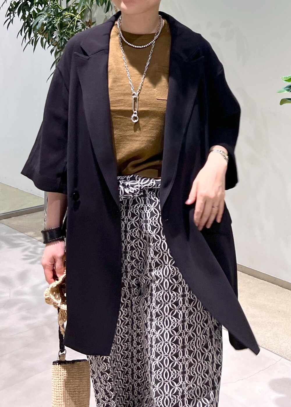 その他のサンダル、グリーン系のTシャツ/カットソー、ブラック系のテーラードジャケットを着用したレディースの夏コーディネートの8枚目の写真