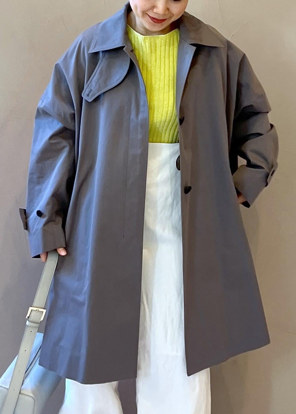 シルバー系のショルダーバッグ、イエロー系のカーディガン/ボレロ、ホワイト系のサロペット/オーバーオールを着用したレディースの冬コーディネートの7枚目の写真